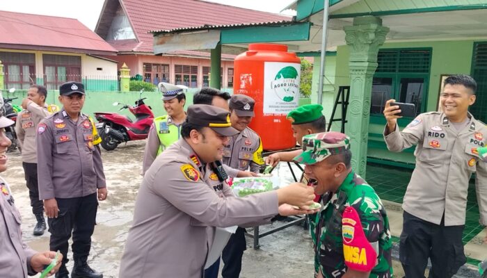 HUT TNI Ke-78, Kapolsek Kunto Darussalam Beri Ucapan Selamat Pada Koramil 10 Kds