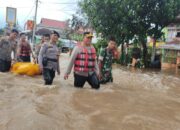 Kapolres Rohul Bersama Kodim 0313/KPR Turun Langsung Ke Lokasi Banjir, Bantu Evakuasi Warga Yang Sedang Sakit.